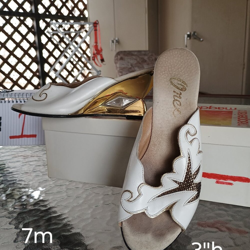 Onyx 7 medium white shoe gold and black accents 3-in gold heel